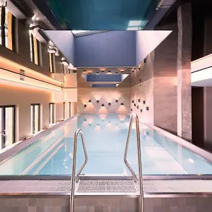 4* فندق Adina